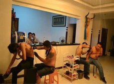 施術中の彫り師の横で弁当タイムもザラ!? 中国“不衛生タトゥー”が原因で悪性脳腫瘍を発症!