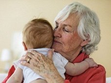 人間の女性だけが経験する閉経&更年期の謎! 人類に埋め込まれた「おばあちゃん仮説」とは?(遺伝子研究)