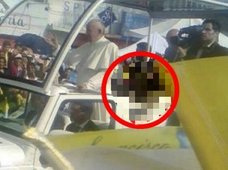 【心霊】ローマ教皇の背後で睨む、怖すぎる人影! パレード中の心霊写真に地元メディアも騒然