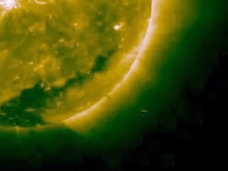 太陽は宇宙人によって火力調整されていた!? 太陽のまわりをうろつく超巨大UFOが確認される