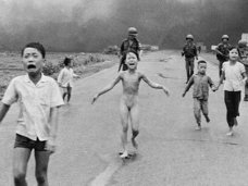 【閲覧注意】決して消えないベトナム戦争の記憶とケロイドの激痛 ― ナパーム弾で全身が焼けただれた少女は今…