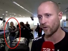 【衝撃動画】ワープか、神隠しか!? テレビ生中継で女性が突然消える怪奇現象発生!