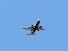ロンドン空港で男性がコクピットに立てこもる!