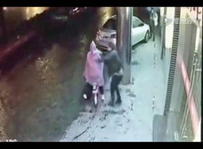 中国人の道徳心はいったいどこへ!? 路上で女性が痴漢にあうも、通行人は素通り……