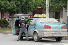 所構わず「ジャー!」 タクシー運転手による信号待ち中の“立ちション”が中国で社会問題に
