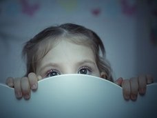 寝ている子どもの隣で夫婦がセックスすることは児童虐待か? 専門家も参戦して議論紛糾!=英