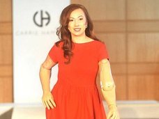 身体の40%がプラスチック! 四肢切断女性が、人間マネキンとしてモデルデビューするまで