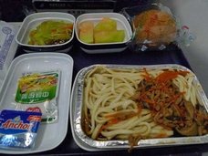 ごみ山を漁って一儲け!? 中国で廃棄された機内食を“リサイクル”販売!