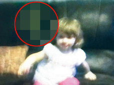 あまりにも恐ろしい! 2歳幼女の背後に出現した「魔女の霊」の表情に世界が凍りつく