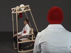 まさに人間ミシン! Amazonもビックリの大発明「ロッキング・ニット」 ー ローテクが教える無意味の美学