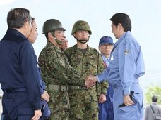 安倍首相が被災者より真っ先に「わが軍」自衛隊を激励! 小泉首相の中越地震視察でもなかった露骨行動に唖然