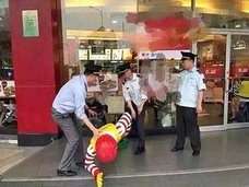 「俺は無実だ」!? 中国マクドナルドでドナルド像が強制連行された珍事の一部始終
