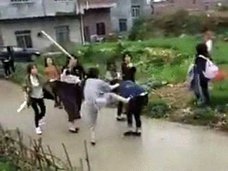 【動画あり】少女グループの抗争か? 総勢20名の“スケバン”少女たちが、鉄パイプ片手に大立ち回り!
