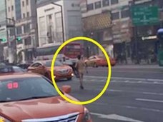 朝のラッシュアワーに裸で街を闊歩! ソウル・変態男のトンデモ動機「新しい自分を…」