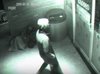 2019年から来た男がドアをすり抜ける瞬間映像! タイムトラベラーがついに激写される