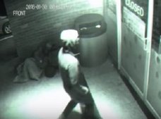 2019年から来た男がドアをすり抜ける瞬間映像! タイムトラベラーがついに激写される