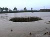 魚25トンと池の水を一瞬で吸い込んだ巨大陥没穴が出現! UFOの出入口か!?=中国