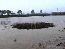 魚25トンと池の水を一瞬で吸い込んだ巨大陥没穴が出現! UFOの出入口か!?=中国