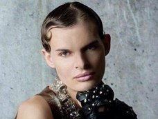 8歳の時に男性器が生まれて ― ペニスとヴァギナを持つ美形モデルが歩む、特別な人生とは?