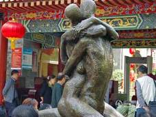 公園に「男女結合彫像」、小学校トイレに「過激性教育ポスター」 中国の性教育が暴走中!