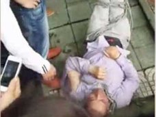 誘拐犯に間違われ、市中引き回しに! 個人間のトラブルが集団リンチに発展する、中国「冤罪私刑」