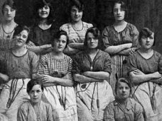 少女の肩に幽霊の手がクッキリ! 116年前の心霊写真に衝撃広がる=英