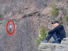 【心霊写真】遭難者の幽霊か、それとも…!? 断崖絶壁にぶら下がる“首吊り死体”に戦慄