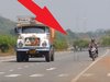 地縛霊か!? 高速道路を横切る“ヒールを履いた”女の幽霊が激写される!=インド