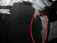 コレは決定的証拠!! 火星に存在する宇宙飛行士の影がクッキリ!