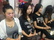 北京騒然! 地下鉄車内に「顔面コンドームペタペタ女」大量発生で大パニック!?