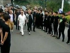 出所するボスの出迎えに120名の構成員が集結! 中国マフィア vs 警察「仁義なき戦い」