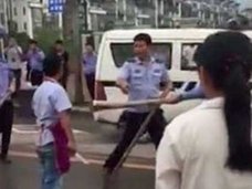 “制服を着たチンピラ”城管が中国各地で凶暴化! 屋台店主をこん棒でメッタ打ちに