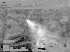 【閲覧注意】イラク治安部隊によるIS掃討作戦 ― 空爆で消し炭になった人間を足蹴にする戦闘員=イラク