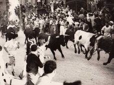 【閲覧注意】牛追い祭りでの悲劇 ― 牛に吹き飛ばされ、命が途絶える瞬間