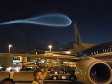 UFOか、隕石か、世界の終わりか!? マイアミ空港に現れた超巨大な青白い光の正体は?