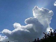【衝撃画像】大空に浮かぶ“くものプーさん”が激写される! まさにプーさんとしか言いようがない!