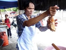 【現地取材】タイのびっくり人間はレベルが違う! オッサンが唐揚げを“素手で”揚げるようになった驚愕の理由