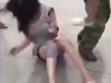 中国・夫の浮気相手に妻が報復! 路上で服を引き裂き