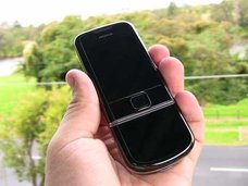アメリカ人男性がスマートフォンと結婚!