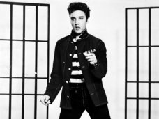 【衝撃】エルヴィス・プレスリーは死んでいなかった! “81歳のエルヴィス”の決定的証拠映像が公開される