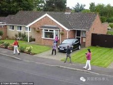 ポンド暴落で中国人が英国襲来! 閑静な住宅地に押しかけ、謎の“爆撮り”「お気に入りはゴミ箱!?」