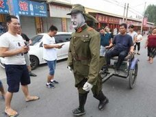嫌われ者の日本兵が、いったいなぜ? 中国農民が自作した”日本鬼子ロボ”が人気者に!