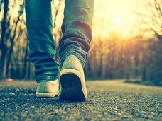 今年の夏は「ナンバ歩き」が大ブームの予感! 霊感高まり、健康増進効果も抜群!