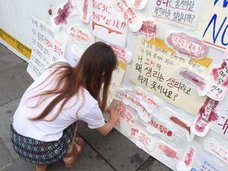 ソウルの観光地で韓国女性が「生理用ナプキンテロ」! 価格上昇で“靴の中敷き”を代用する人まで!?