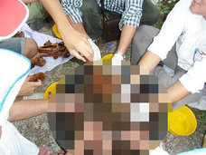 【閲覧注意・実録】遺体から肉を剥ぎ取るタイの「洗骨」が凄まじい! 釘が刺さった足の発見で事態は意外な展開へ…