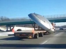 高速道路で“円盤型”UFOが猛スピードで運ばれていた! 専門家「この速さは、当局が絡んでいる」=アルゼンチン