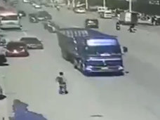 【閲覧注意】不気味なほど冷静な自殺 ― 大型トラックの後輪に滑り込んで潰れた男=中国