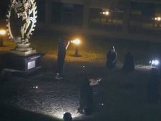 【衝撃】CERN(欧州原子核研究機構)で行われた「悪魔の儀式」映像が流出! 黒マントの男たちが女を生贄にして刺殺!?