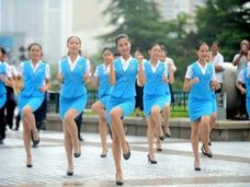 「機内でも踊ってくれ!」中国の公園でスッチーの卵が謎の集団セクシーダンス?