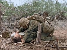 眼前によみがえる硫黄島の死闘! 歴史的瞬間を捉えた写真が続々カラー化、臨場感がハンパない!